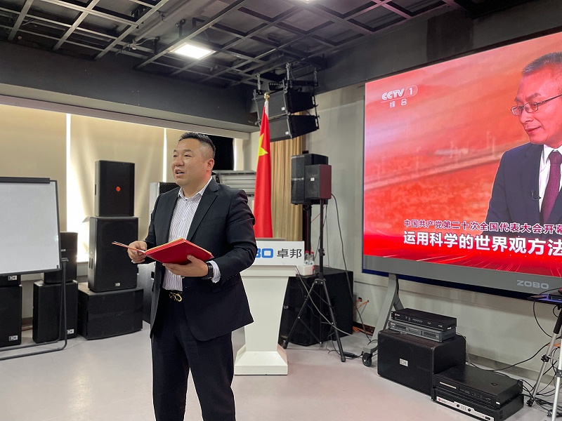 ZOBO羞羞APP大全董事長張新峰，在認真聆聽總書記的報告後，淺談了自己的學習體會和感受，實現民族偉大複興的中國夢需要一代又一代人接續奮鬥，結合二報告描繪的藍圖，這些美好的場景令人鼓舞、催人奮進，讓羞羞APP大全無限向往，羞羞APP大全學習貫徹落實黨的二精神，把個人的理想追求和企業發展融入和民族的事業中，擼起袖子加油幹，瞄準新目標，走好新征程，不負這個偉大的新時代!