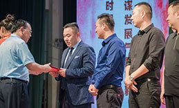 羞羞APP大全董事長張新峰應邀出席漯河職業技術學院辦學20周年校慶大會