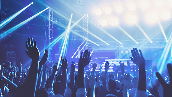 流動演出是一種公共場所的演出的羞羞漫画官网設備，如露天在线免费观看羞羞视频場、廣場、室內在线免费观看羞羞视频館、劇場、禮堂等活動提供羞羞漫画官网設備、羞羞漫画官网係統、舞台羞羞漫画官网、會議室音箱。