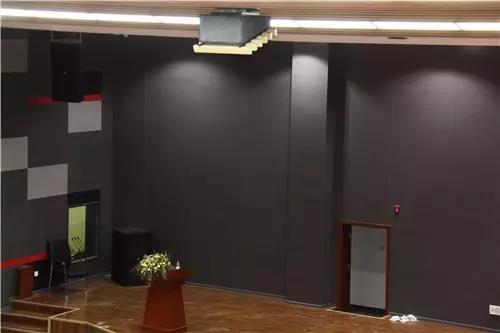 高校校園多功能廳羞羞漫画官网設備調試