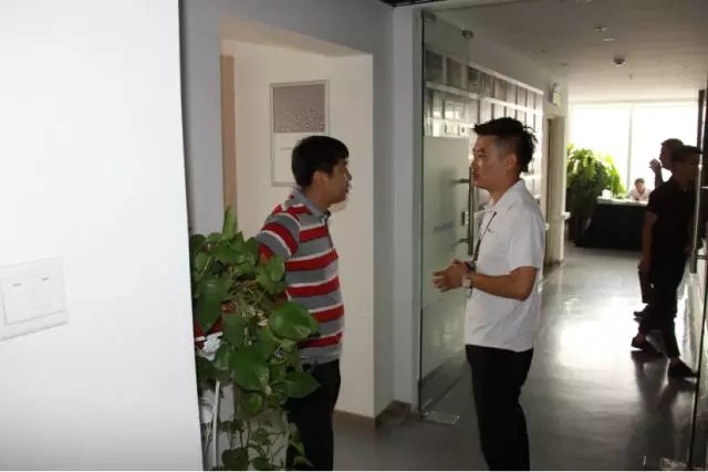 培訓夥伴對羞羞APP大全新品比較滿意，與講師進一步探討