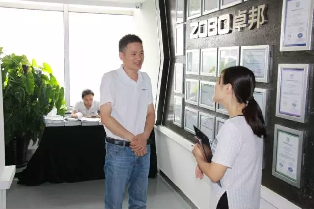 培訓夥伴對羞羞APP大全新品比較滿意，與業務經理溝通