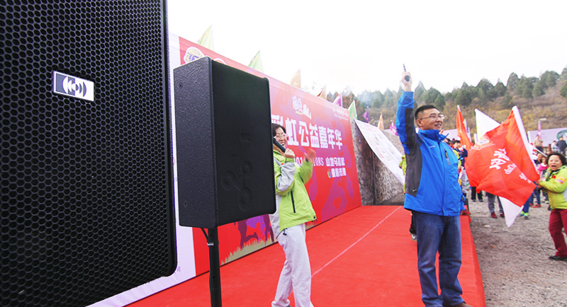 以愛之名，貼地疾行