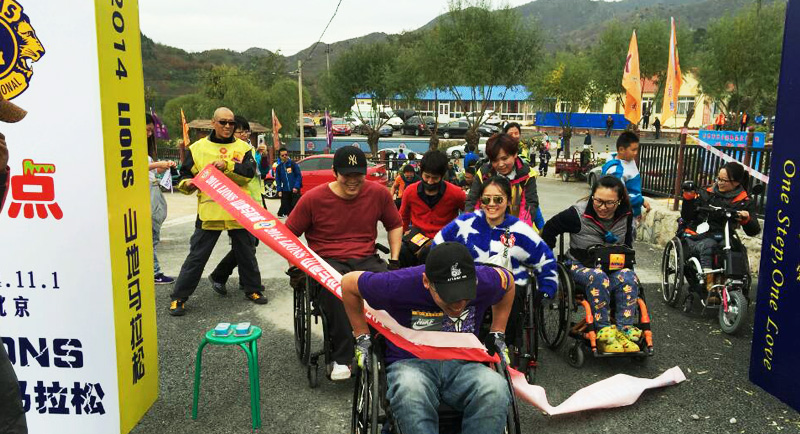 以愛之名，貼地疾行