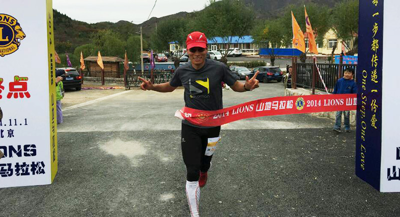 以愛之名，貼地疾行