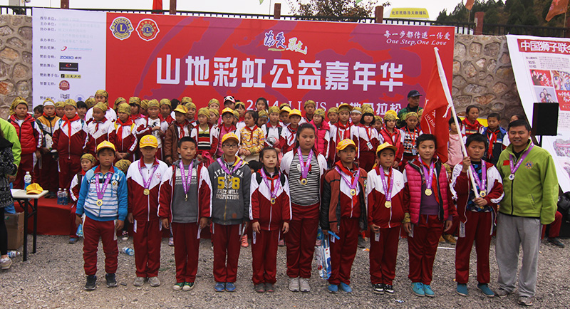 以愛之名，貼地疾行