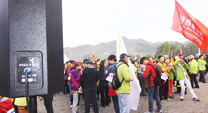 以愛之名，貼地疾行