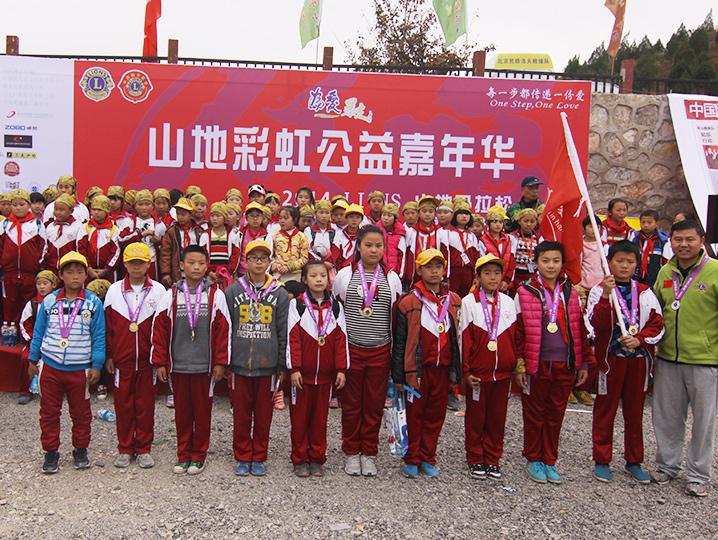 以愛之名，貼地疾行